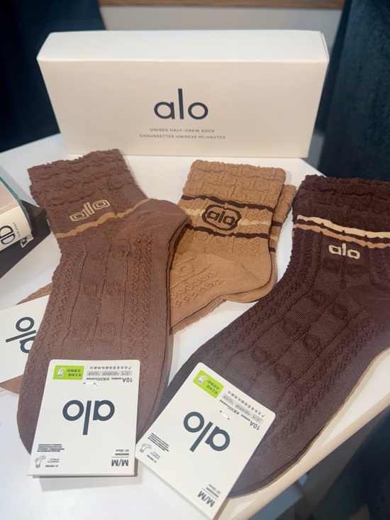 ALO Yoga Accessories - ALO Yoga Cable Knit Socks in Chocolate, Caramel & Dark Brown 7-9